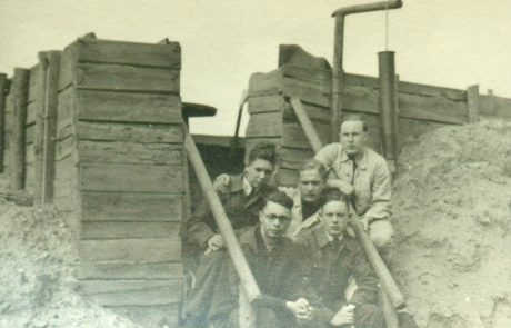 Luftwaffenhelfer an einer Flak-Stellung in der Bungt auf den Feldern "An den zwölf Morgen“