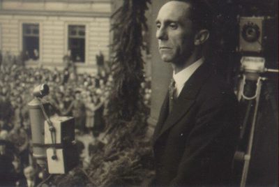 Goebbels auf der Empore des Rathauses bei seiner Rede, 1933