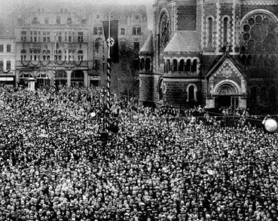 Publikum bei Goebbels Rede auf dem Marktplatz, 1933